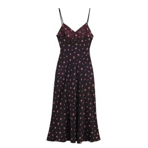 Robe midi fleurie à fines bretelles pour femme avec décolleté en V en noir et rose