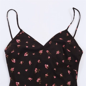 Robe femme noire à imprimé fleuri avec fines bretelles et un décolleté en V élégant