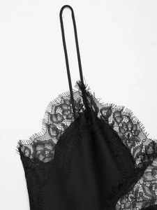Détails de dentelle délicate et fines bretelles sur ce caraco noir élégant