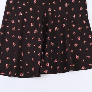 Jupe trapèze à imprimé roses roses sur tissu tissé léger noir avec coupe fluide