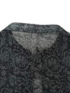 Détail de l'imprimé floral vintage et de la texture à rayures verticales sur une chemise gris foncé