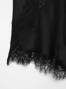 Détail du tissu satiné noir élégant avec bordure en dentelle de cils délicate au bas