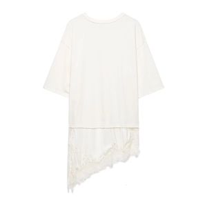 Dettaglio dell'orlo irregolare in pizzo bianco sul retro della t-shirt in cotone moda