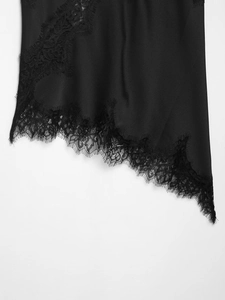 Détail du tissu en satin noir avec bordure en dentelle florale raffinée sur l'ourlet