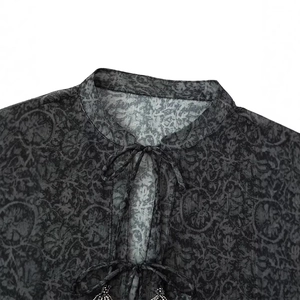 Chemisier femme vintage en mousseline fleurie avec col à nouer et détails de glands