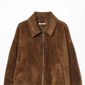 Veste classique en daim marron moka avec col montant et fermeture éclair par ZEDER