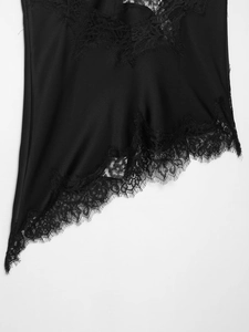 Détail en satin noir avec bordure en dentelle cil délicate et ourlet asymétrique