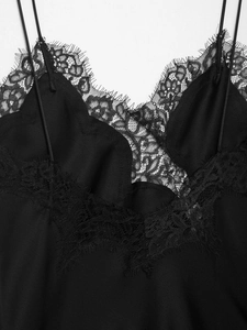 Détail de la dentelle cils et du tissu satiné sur le débardeur noir à col en V