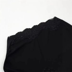 Robe courte noire élégante avec bordure en dentelle et tissu soyeux pour femme
