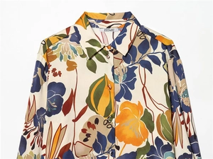Détail de chemise satinée pour femme avec imprimé floral abstrait et col à revers
