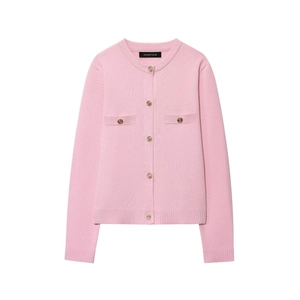 Dettaglio del cardigan in maglia rosa con bottoni dorati, girocollo e bordi a coste