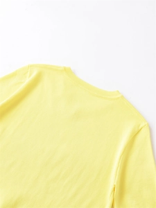 Vue détaillée du col rond d'un pull en maille jaune avec texture à côtes délicates