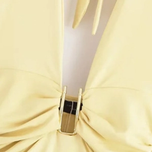 Abito aderente giallo pallido da donna con scollo a V e fibbia in metallo dorato a forma di U