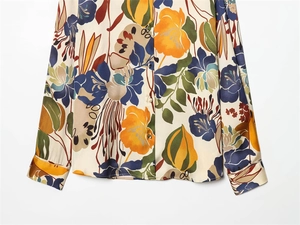 Détail de l'imprimé floral vintage et de la texture satinée lisse de cette chemise longue