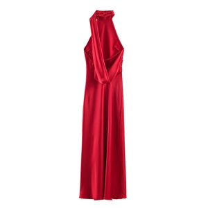 Détail de la robe licou en satin rouge avec col écharpe élégant et dos nu sophistiqué