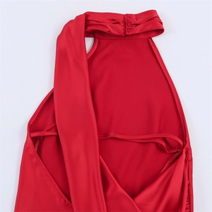 Détail d'une robe dos nu en satin rouge avec col plissé et bretelles réglables