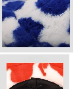 Dettaglio del morbido tessuto peluche con stampa mucca nei colori rosso-bianco e blu-bianco