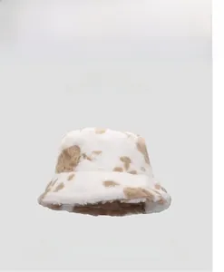 Dettaglio ravvicinato del cappello a secchiello in peluche con stampa mucca e pelliccia