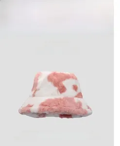 Dettaglio del cappello alla pescatora con stampa mucca rosa e bianca in ecopelliccia