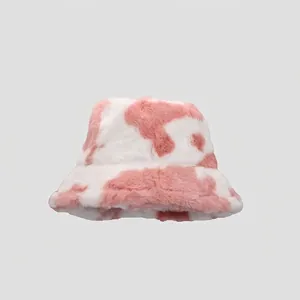 Cappello alla pescatora in peluche con stampa mucca rosa e bianca in pelliccia