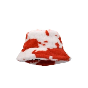 Cappello a secchiello invernale in ecopelliccia con stampa mucca rossa da donna