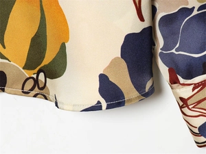 Gros plan d'une chemise satinée à fleurs montrant la texture du tissu et les coutures fines