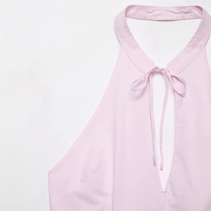 Abito allacciato al collo rosa tenue con profondo scollo a V e dettaglio laccetto