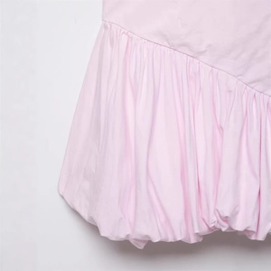 Abito rosa attillato con bordo a pieghe creativo e dettaglio del design a bolle