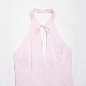 Top a lupetto rosa chiaro slim fit con scollo a V e dettaglio laccetti su sfondo bianco