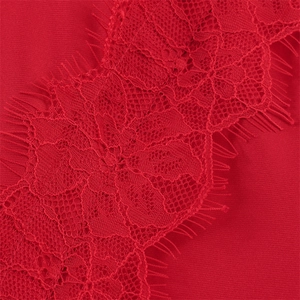 Gros plan sur la dentelle florale rouge avec bordure fine effet cils soyeux
