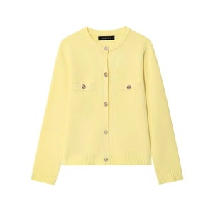 Dettaglio della maglia fine, scollo rotondo e bottoni metallici sul cardigan giallo