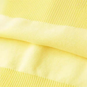 Pull en maille jaune vif avec texture côtelée détaillée et surface tricotée lisse