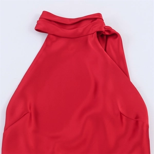 Robe dos nu en satin rouge avec un décolleté drapé élégant et une texture soyeuse