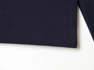 Vue macro détaillée de la texture en maille côtelée bleu marine de l'ourlet ou du poignet