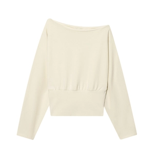 Détail d'un sweat beige à col bateau avec taille élastique cintrée et texture douce