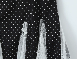 Gros plan détaillé du tissu à pois et des coutures en dentelle blanche sur la robe d'été