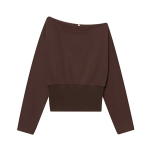 Vue détaillée du sweat marron foncé avec col bardot et taille avec bord-côte extensible