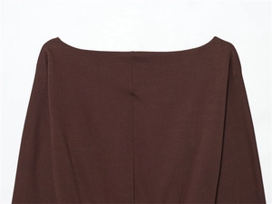 Vue détaillée du col bateau d'un sweat-shirt marron uni pour femme à coupe large