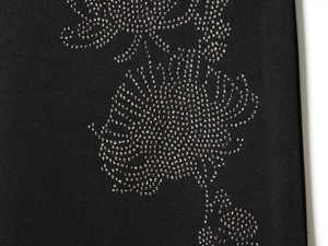 Détails macro du motif floral en strass argentés sur la robe midi noire extensible