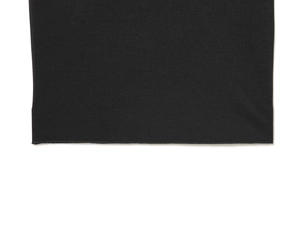 Gros plan sur la texture en maille fine et les coutures soignées d'une robe midi noire