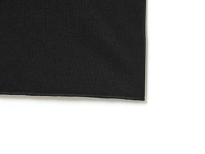 Gros plan détaillé sur la texture en tricot noir et les coutures nettes de l'ourlet