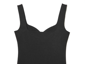 Détail du décolleté en cœur et du tissu en maille dense sur la robe noire