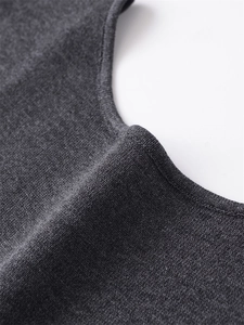 Detailaufnahme von dunkelgrauem Strickstoff mit feinen Nähten und weicher Textur