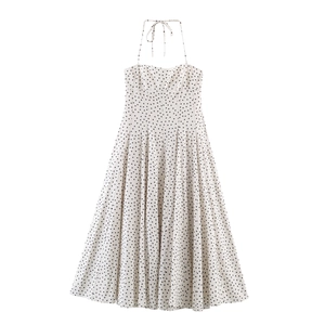 Detalle del vestido veraniego de cuello halter con lunares negros y cintura alta estilo vintage