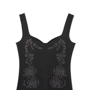 Robe caraco noire moulante à col en V avec broderie florale élégante en paillettes argent