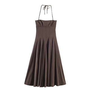 Detalle del vestido halter marrón con un lazo delicado y cintura plisada
