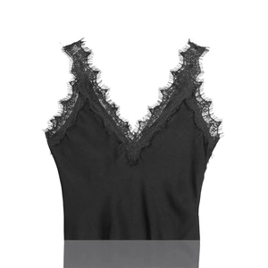 Elegantes schwarzes Satin-Unterkleid mit V-Ausschnitt und feiner Wimpernspitze am Saum