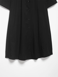 Détail de la robe chemise en popeline noire avec boutonnière classique et poignets fixes