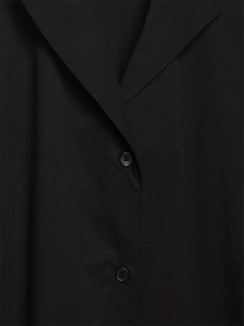 Détail du col à revers et des boutons noirs ronds sur robe décontractée en popeline