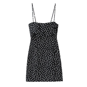 Detailansicht der Spaghettiträger und Rüschendetails am gepunkteten Sommerkleid
